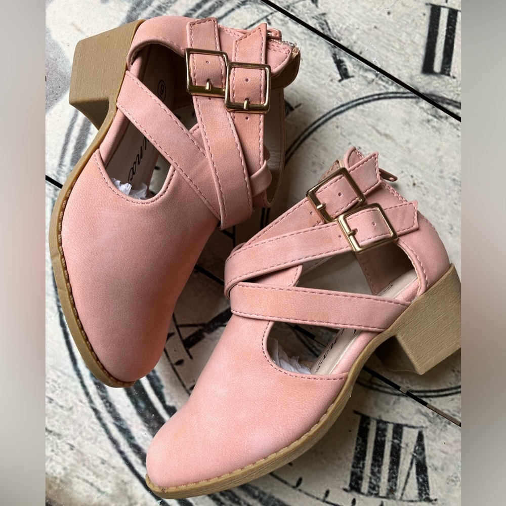 - Kids Cut out Booties Pink